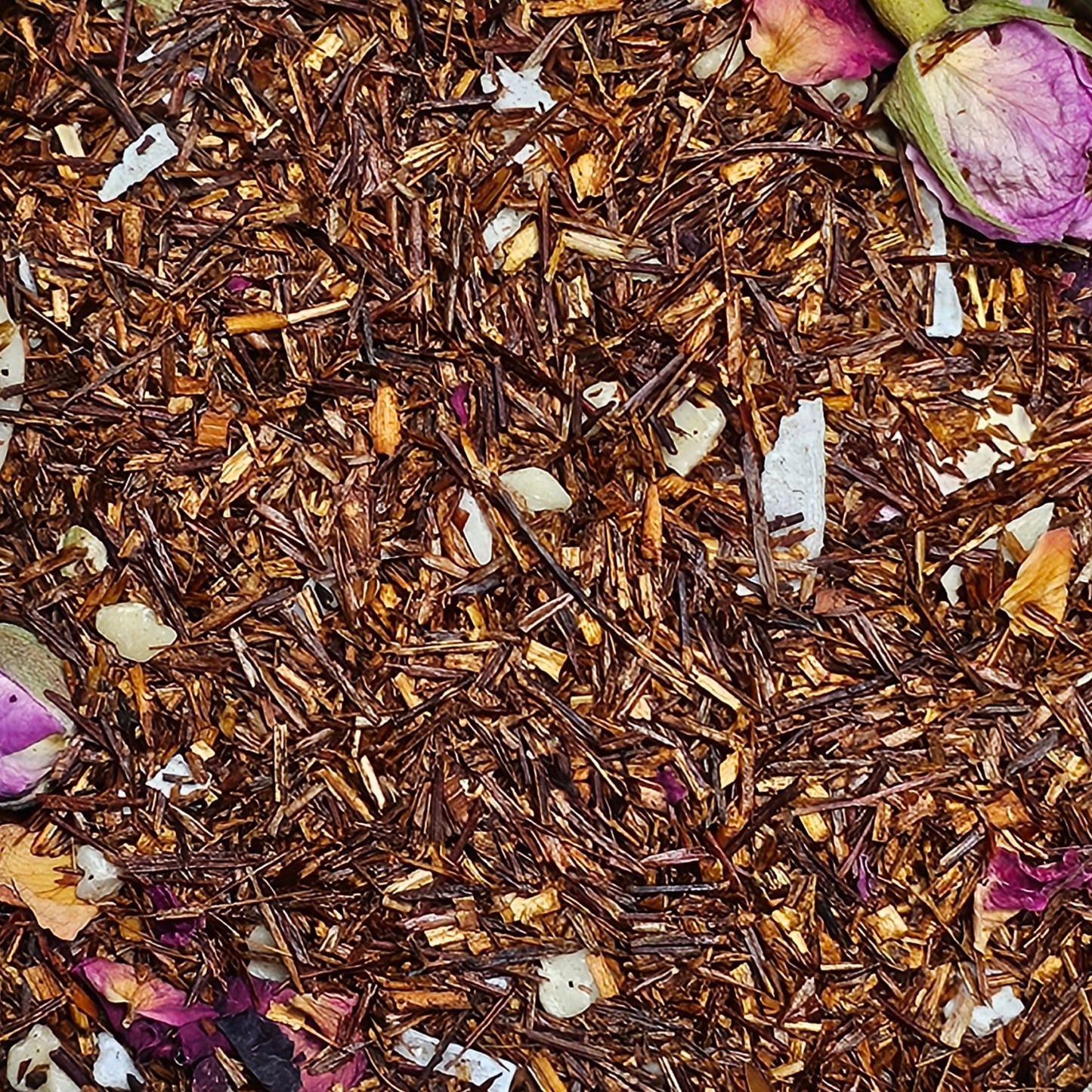 Rooibos gourmand à l’amande en vrac avec morceaux d’amande visibles