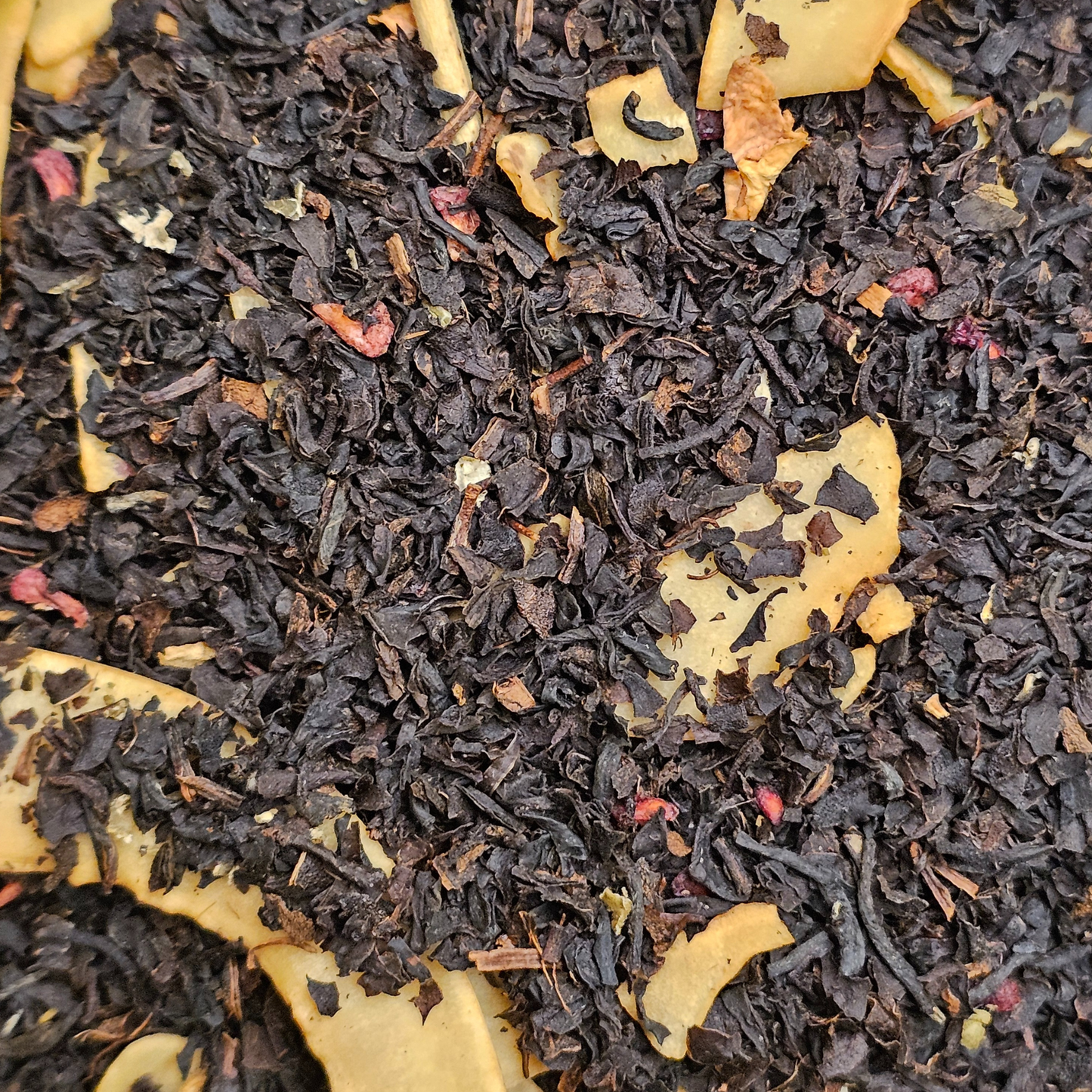 Gros plan de thé noir gourmand caramel et coco en vrac – Caramel Twist
