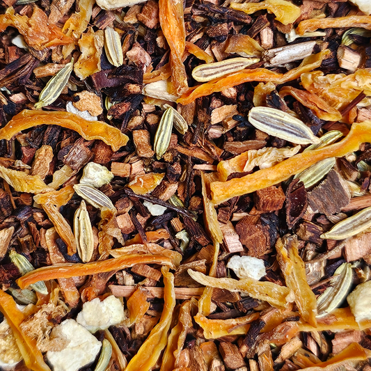 Détail du mélange d’infusion carrot cake en vrac avec morceaux de carotte et honeybush